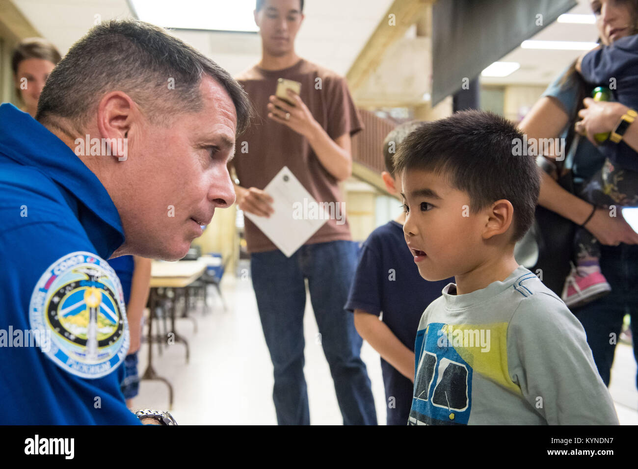 NASA-Astronaut Shane Kimbrough spricht zu einem Zuschauer nach einen Vortrag über seine Zeit an Bord der Internationalen Raumstation (ISS), die während der Expeditionen 49/50, Dienstag, 12. September 2017 in Arlington Career Center in Arlington, Virginia. Während der Expedition 50, Kimbrough abgeschlossen vier Außenbordeinsätze für insgesamt 39 Stunden außerhalb der ISS, und schloss seine 173-tägigen Mission, als er in einem abgelegenen Gebiet in der Nähe der Stadt Zhezkazgan, Kasachstan im April 2017 landete. Photo Credit: (NASA/Aubrey Gemignani) Stockfoto