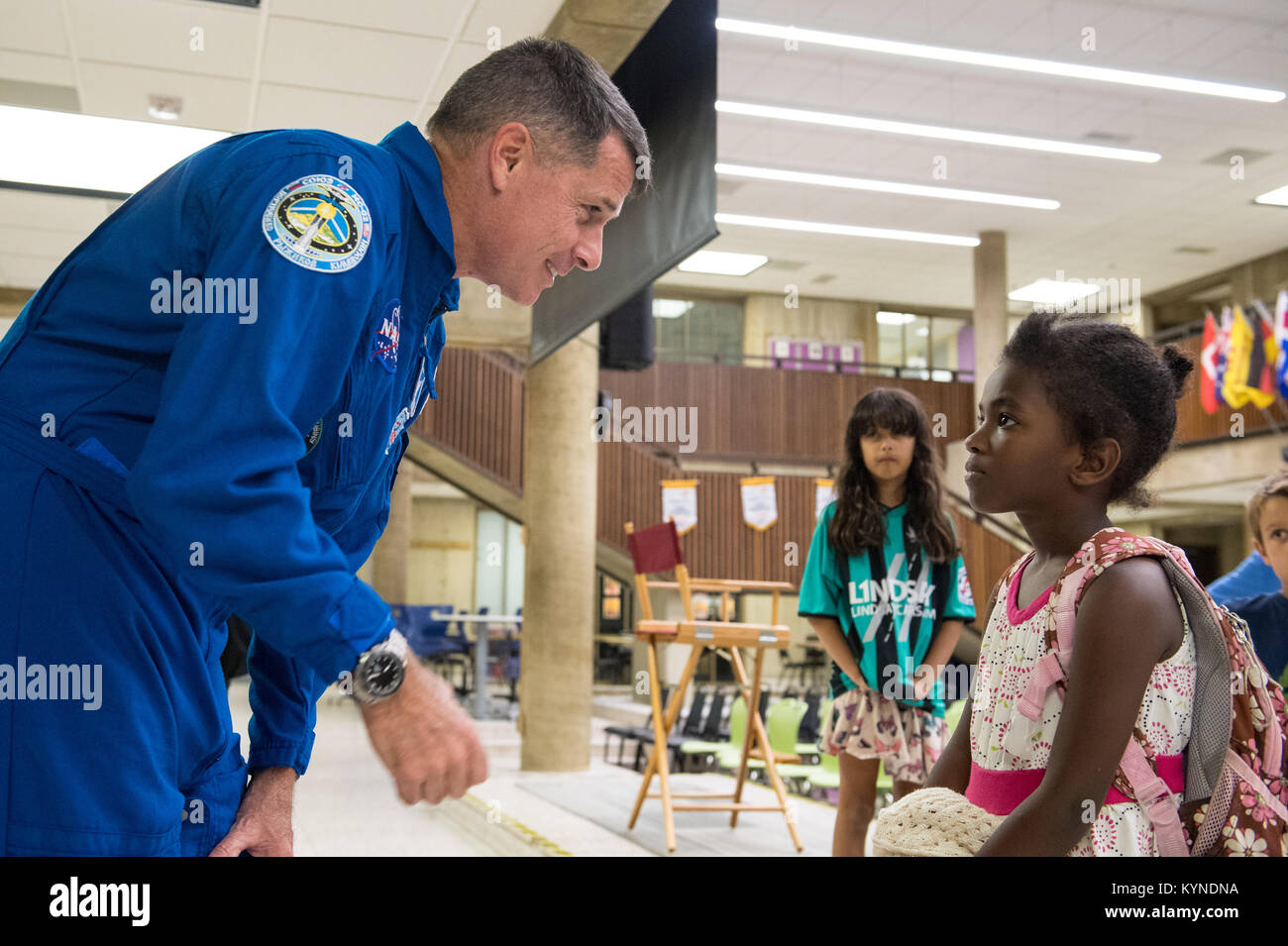 NASA-Astronaut Shane Kimbrough spricht zu einem Zuschauer nach einen Vortrag über seine Zeit an Bord der Internationalen Raumstation (ISS), die während der Expeditionen 49/50, Dienstag, 12. September 2017 in Arlington Career Center in Arlington, Virginia. Während der Expedition 50, Kimbrough abgeschlossen vier Außenbordeinsätze für insgesamt 39 Stunden außerhalb der ISS, und schloss seine 173-tägigen Mission, als er in einem abgelegenen Gebiet in der Nähe der Stadt Zhezkazgan, Kasachstan im April 2017 landete. Photo Credit: (NASA/Aubrey Gemignani) Stockfoto