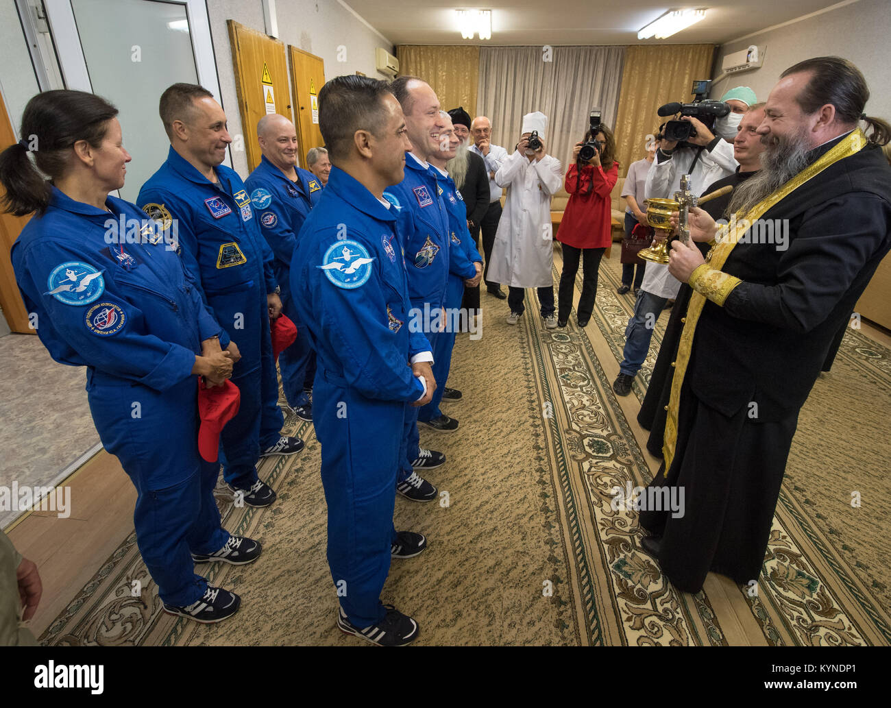 Russisch-orthodoxen Priester, Pater Sergei, rechts, segnet Expedition 53 Crewmitglieder Joe Acaba der NASA, vorne links, Alexander Misurkin von Roskosmos, Mitte und Mark Vande Hei der NASA, vorne rechts, als Backup Besatzungsmitglieder, Shannon Walker von der NASA, hinten links, Anton Shkaplerov von Roskosmos, zurück, und Scott Kribbeln der NASA Blick am Dienstag, Sept. 12, 2017 an der Kosmonaut Hotel in Baikonur, Kasachstan. Acaba, Misurkin und Vande Hei wird an Bord einer Sojus MS-06 von Raumfahrzeugen und verbringen Etwa fünfeinhalb Monate auf der Internationalen Raumstation. Photo Credit: (NASA/Bill Ingalls) Stockfoto