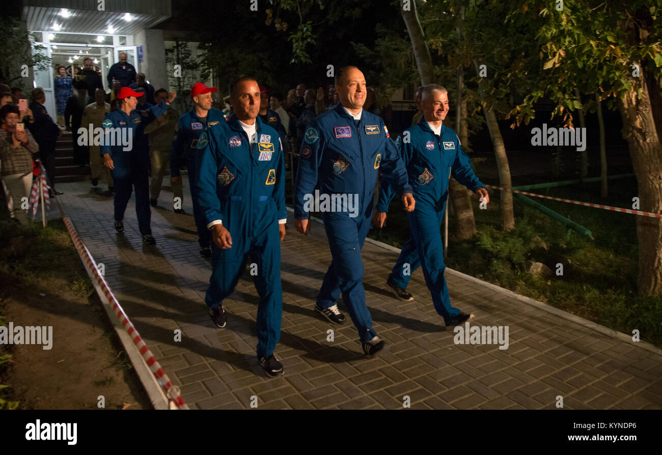 Expedition 53 Flugingenieur Joe Acaba der NASA, Links, Expedition 53 Sojus Kommandant Alexander Misurkin von Roskosmos und Expedition 53 Flight Engineer Mark Vande Hei der NASA, rechts, der Kosmonaut Hotel vor Ihrer Sojus, Dienstag, Sept. 12, 2017 in Baikonur, Kasachstan starten. Acaba, Misurkin und Vande Hei von Etwa fünfeinhalb Monate auf der Internationalen Raumstation verbringen. Photo Credit: (NASA/Victor Zelentsov) Stockfoto