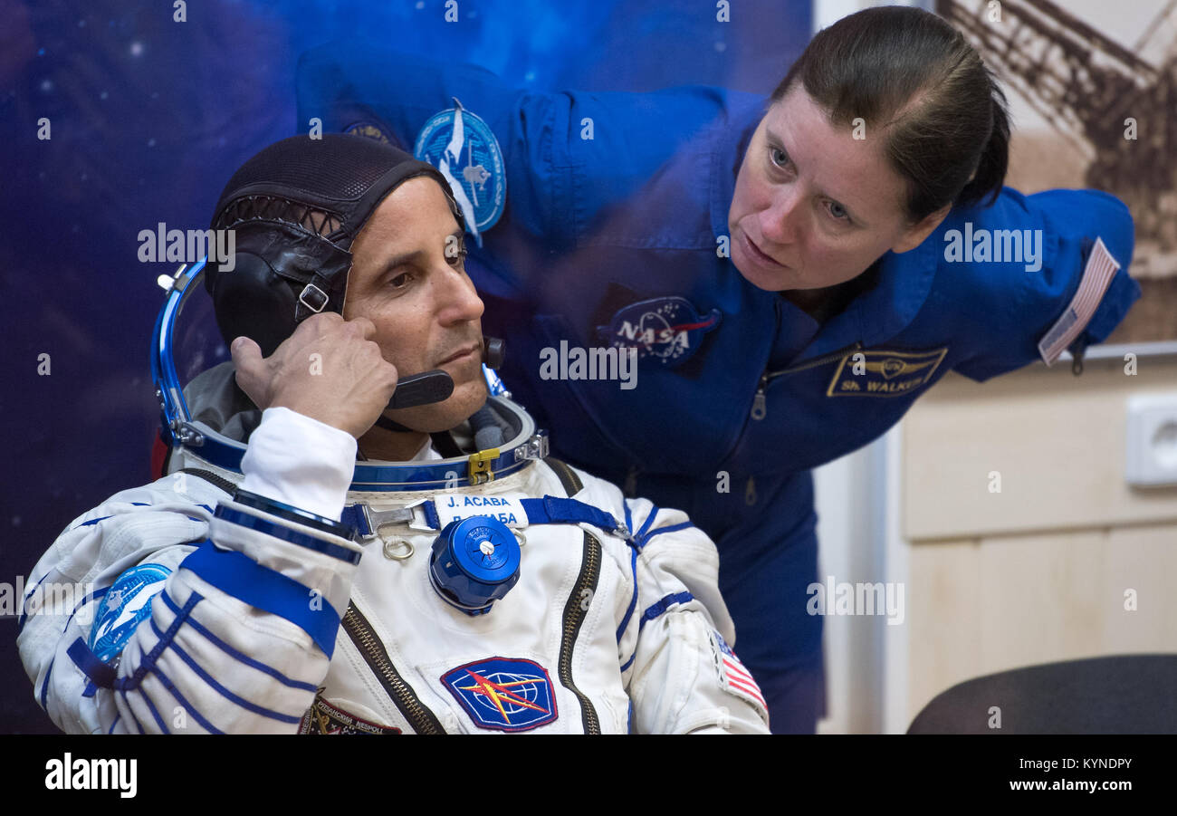 Expedition 53 Flugingenieur Joe Acaba der NASA zu sehen ist das Gespräch mit Expedition 53 backup Crew Shannon Walker von der NASA als er und Expedition 53 Flight Engineer Mark Vande Hei der NASA und Expedition 53 Sojus Kommandant Alexander Misurkin von roskosmos haben ihre Sokol Anzüge Druck ein paar Stunden vor ihrem Start einer Sojus-Rakete, Dienstag, Sept. 12, 2017 überprüft, Gebäude 254 vom Kosmodrom Baikonur in Kasachstan. Acaba, Misurkin und Vande Hei wird Etwa fünfeinhalb Monate auf der Internationalen Raumstation verbringen. Photo Credit: (NASA/Bill Ingalls) Stockfoto