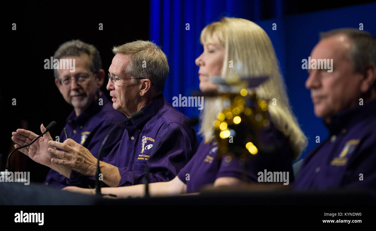 Earl Maize, Programmmanager von Cassini, zeigt die letzten Phasen der Cassini-Mission während einer Pressekonferenz im Jet Propulsion Laboratory der NASA. Die Mission, die 2004 gestartet wurde, revolutionierte unser Verständnis des Saturn-Systems. Stockfoto