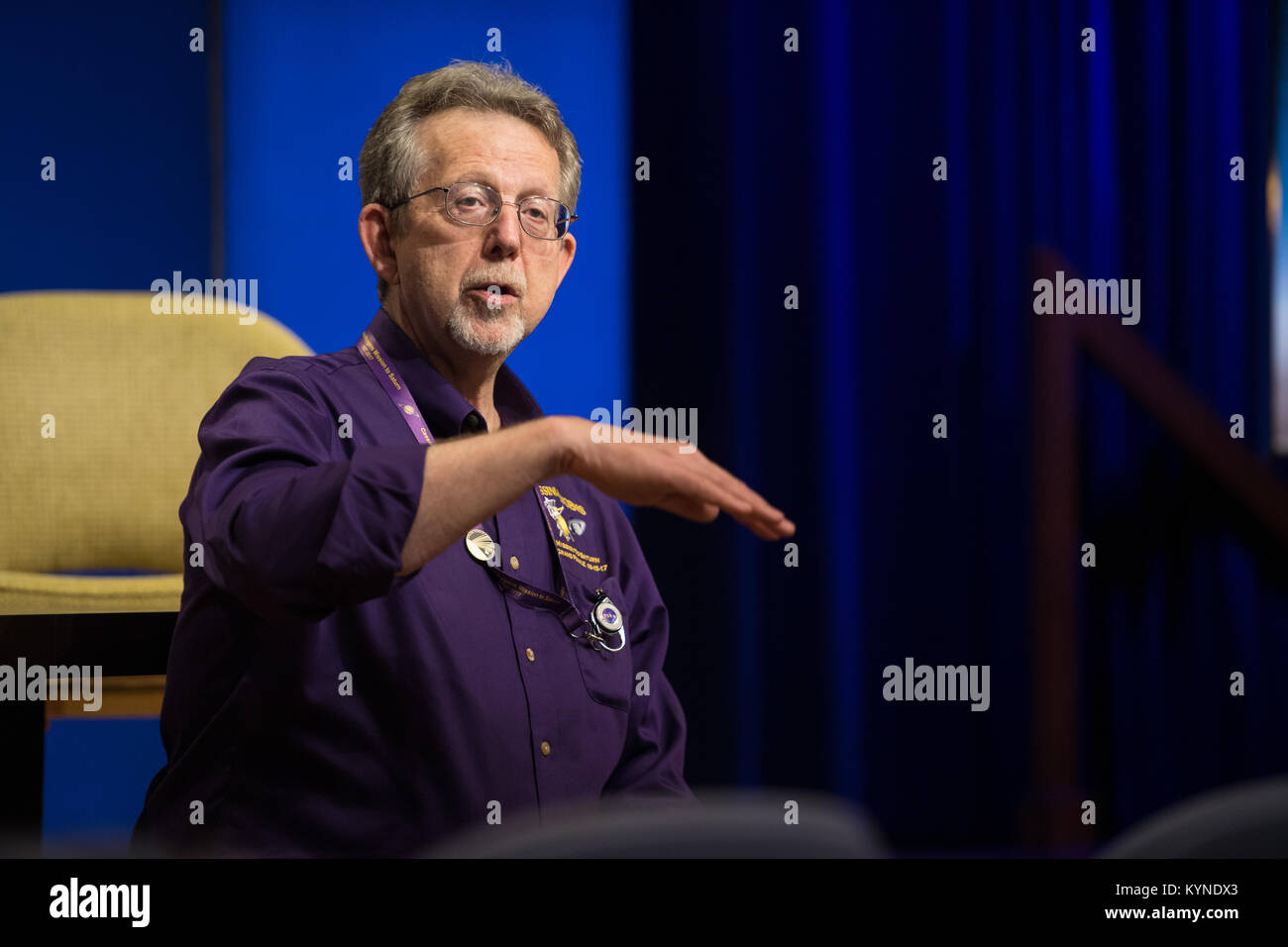 Jim Green, Direktor der Planetary Science Division der NASA, sprach mit Teilnehmern der NASA Social im Jet Propulsion Laboratory in Pasadena, Kalifornien. Er sprach über die Cassini-Huygens-Mission, die unser Verständnis von Saturn und seinen Monden revolutionierte. Die Mission endete mit einem absichtlichen Sturz in den Saturn am 15. September 2017, um die Erhaltung der Saturnmonde für zukünftige Erkundungen zu gewährleisten. Stockfoto