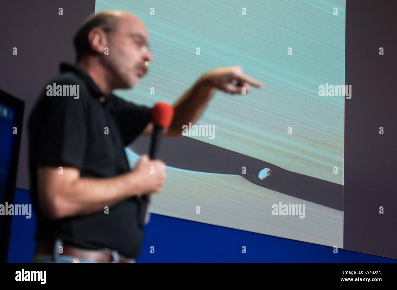 Cassini Imaging Science Subsystem (ISS) Team Associate Mike Evans beschreibt ein Bild von Saturnmond Daphnis mit Cassini NASA sozialen Teilnehmer, Donnerstag, Sept. 14, 2017 am Jet Propulsion Laboratory der NASA in Pasadena, Kalifornien. Seit ihrer Ankunft im Jahr 2004, die Cassini-Huygens-Mission ist eine Entdeckung der Maschine, unser Wissen über das Saturn System revolutioniert und fesselnde uns mit Daten und Bildern noch nie mit solchen Details und Klarheit gewonnen. Am Sept. 15, 2017, werden die Betreiber vorsätzlich die Raumfahrzeuge in Saturn stürzen, als Cassini versammelten Wissenschaft bis zum Ende. Das "erklingen" en Stockfoto