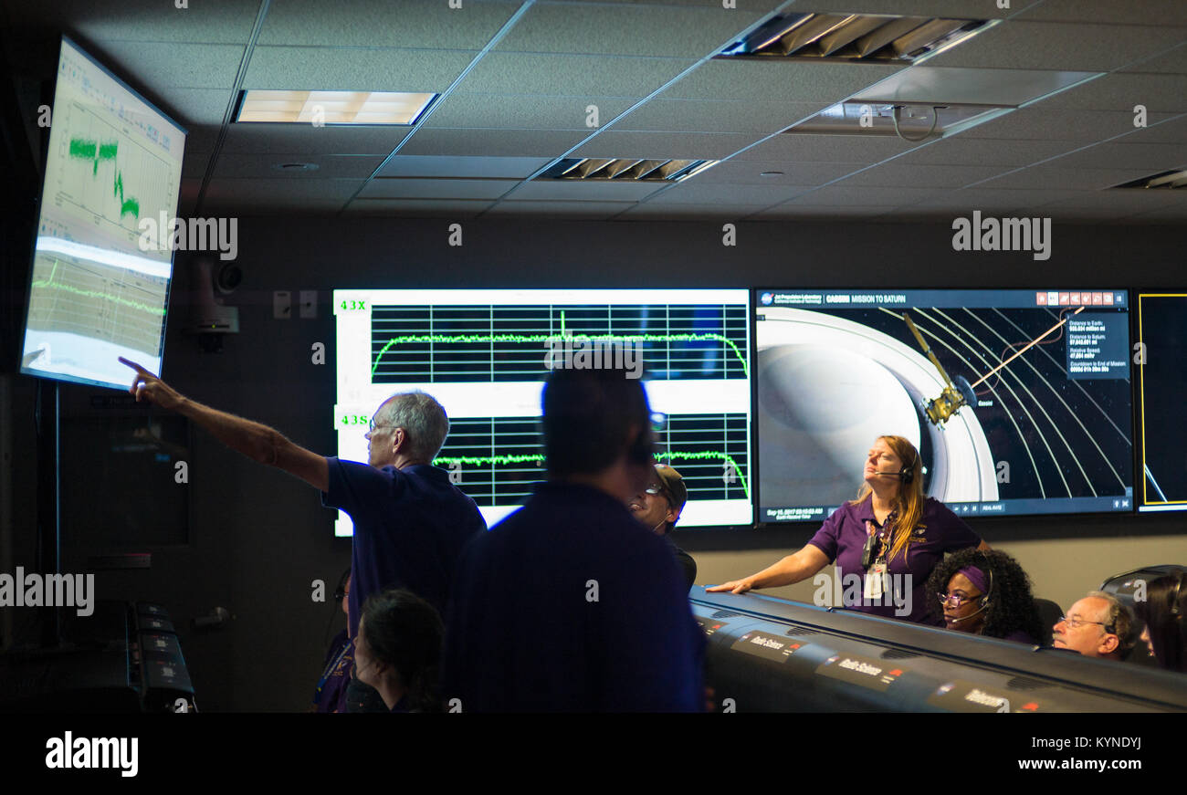 Cassinis letzter Sturz in den Saturn am 15. September 2017 schloss eine 13-jährige Mission ab, die unschätzbare Daten über die Ringe und die Atmosphäre des Planeten lieferte. Die Mission, geleitet vom Jet Propulsion Laboratory der NASA, revolutionierte unser Verständnis des Saturn-Systems. Stockfoto