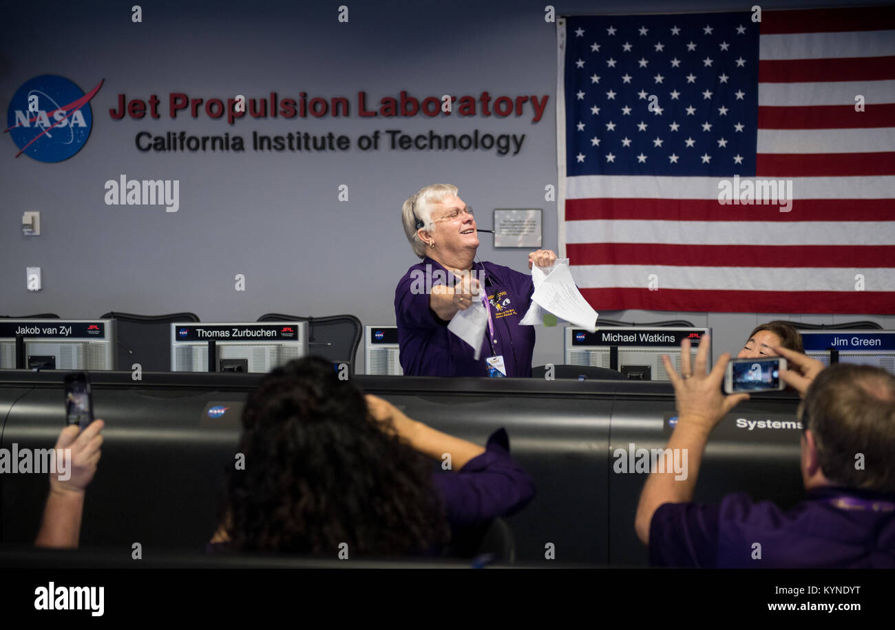 Am 15. September 2017 beendete das Cassini-Missionsteam im Jet Propulsion Laboratory der NASA in Pasadena, Kalifornien, seine Mission, indem es das Raumschiff absichtlich in den Saturn schickte. Seit seinem Start im Jahr 2004 lieferte Cassini unschätzbare Daten über das Saturnsystem, seine Ringe, Monde und Atmosphäre, was unser Verständnis des Planeten und seiner Umwelt veränderte. Stockfoto