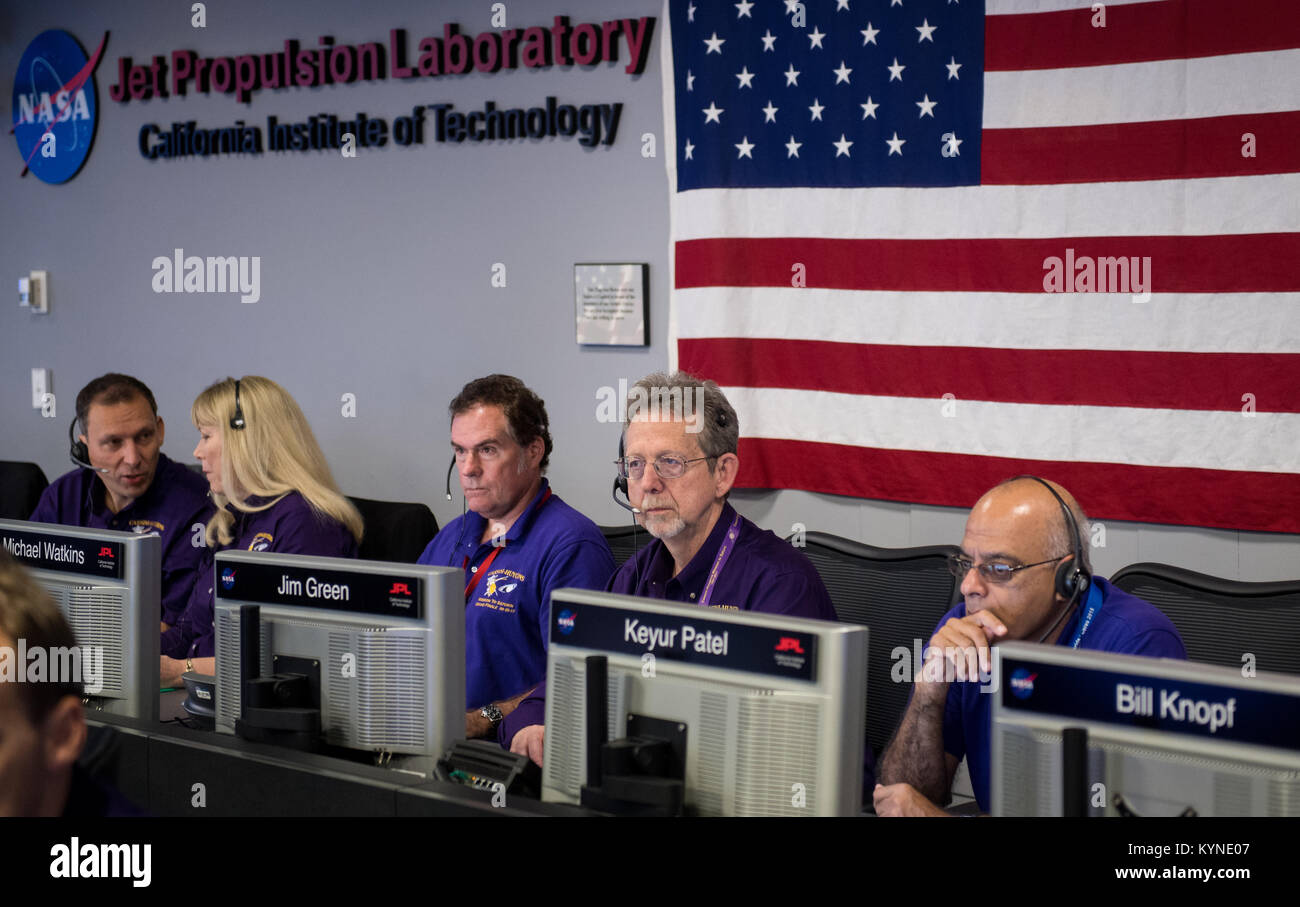 NASA-Führer und Wissenschaftler treffen sich im Jet Propulsion Laboratory in Pasadena, um über die Cassini-Huygens-Mission zu diskutieren, die seit 2004 Saturn und seine Monde erforscht und wertvolle Daten für die Planetenforschung liefert. Stockfoto