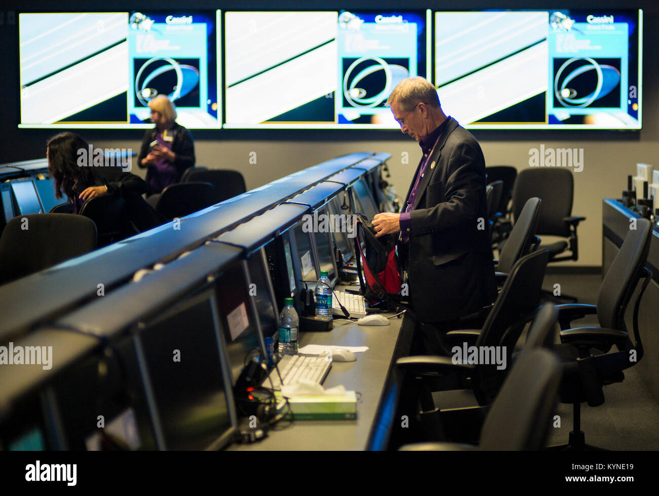 Cassini-Programmmanager Earl Maize packt seinen Arbeitsplatz im Jet Propulsion Laboratory der NASA nach der letzten Cassini-Mission. Die Mission, die 2004 gestartet wurde, revolutionierte das Wissen über Saturn vor ihrem geplanten Ende am 15. September 2017. Stockfoto