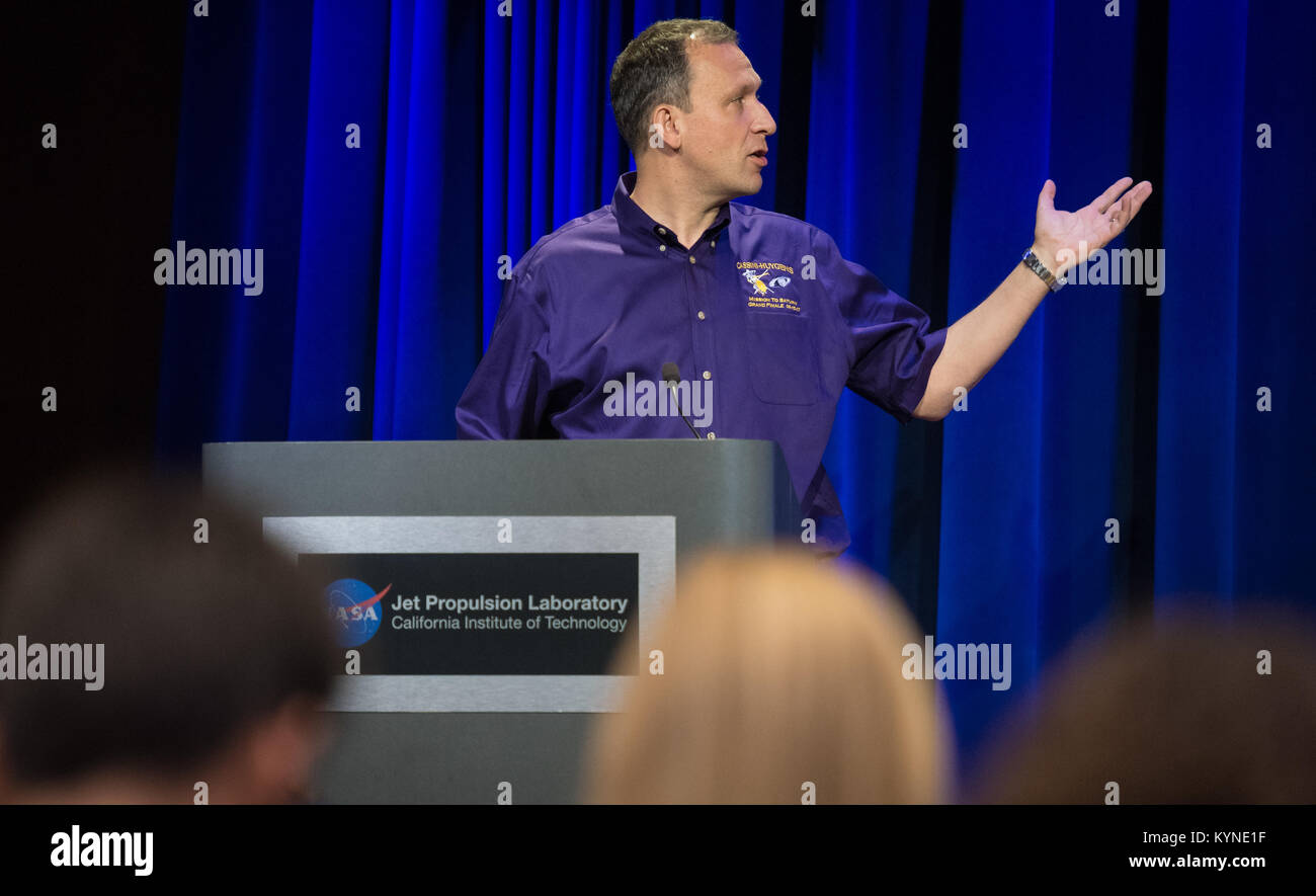 Im Jet Propulsion Laboratory der NASA spricht Thomas Zurbuchen über den erfolgreichen Abschluss der Cassini-Mission nach 13 Jahren Saturnforschung. Die Daten der Mission ergaben beispiellose Einblicke in die Ringe, Monde und das gesamte System des Saturns. Stockfoto