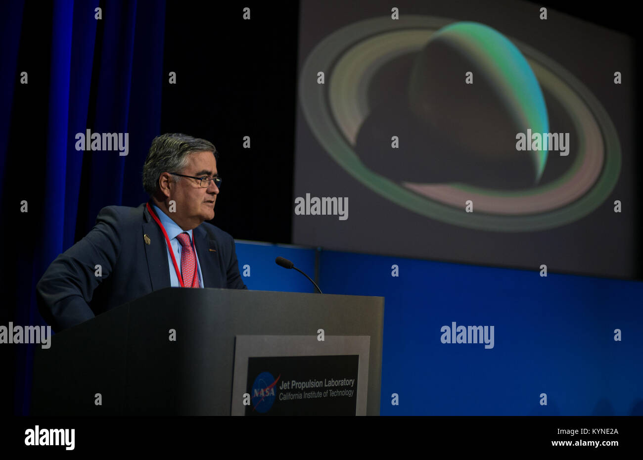 ESA-Wissenschaftler Nicolas Altobelli spricht über die Schlussfolgerung der Cassini-Huygens-Mission im Jet Propulsion Laboratory der NASA, die bahnbrechende Daten über das Saturn-System lieferte. Stockfoto