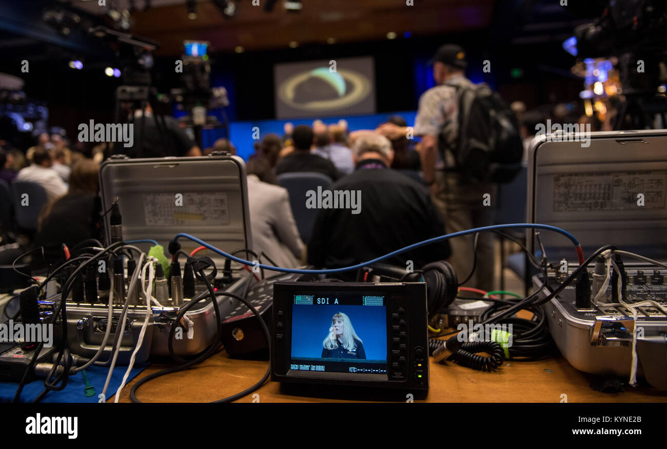 Linda Spilker, Cassini-Projektwissenschaftlerin, spricht während einer Pressekonferenz im Jet Propulsion Laboratory der NASA, um das Ende der Cassini-Mission zu markieren. Die Mission des Raumschiffs zum Saturn, die 2004 begann, revolutionierte die Erforschung des Saturn-Systems. Stockfoto
