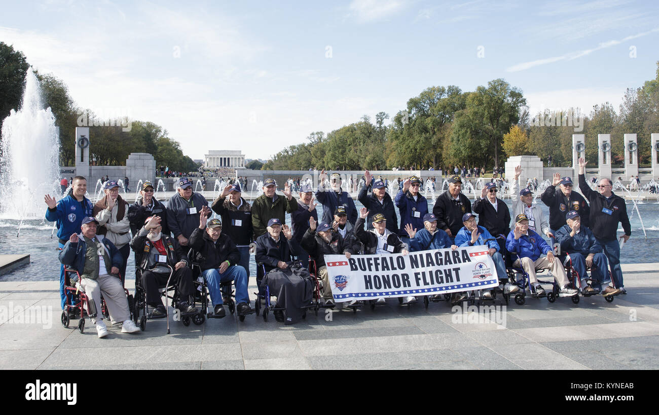 NASA-Astronaut Jack Fischer traf sich mit Veteranen des Zweiten Weltkriegs am World war II Memorial in Washington, D.C. diese Veteranen reisten mit dem Buffalo Niagara Honor Flight, der Veteranen zu Gedenkstätten führt, die ihrem Dienst und ihren Opfern gewidmet sind. Stockfoto
