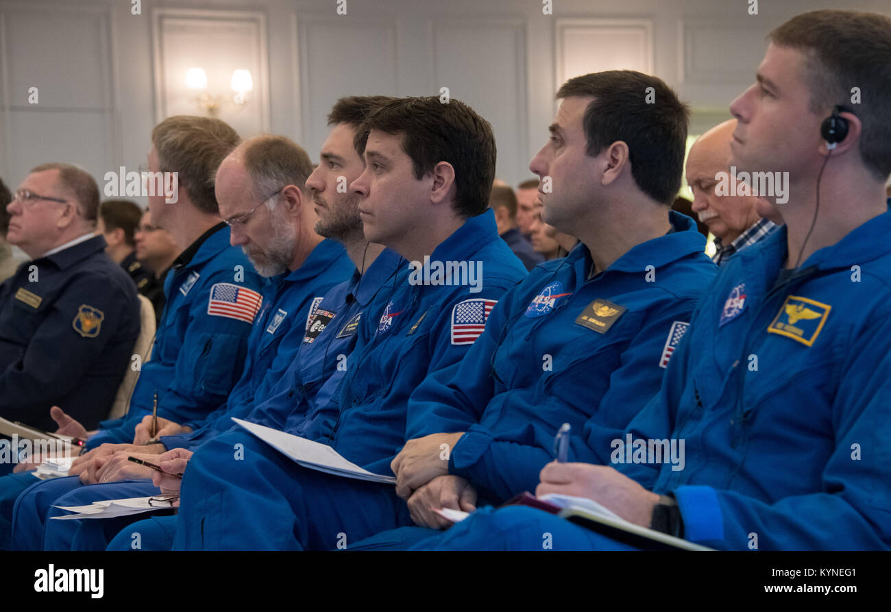 NASA, ESA (European Space Agency), Roskosmos, zusammen mit Russischen Suche und Wiederherstellung Kräfte, die Bereitschaft, für die Landung der Expedition 53 Commander Randy Bresnik der NASA) und die Flugingenieure Paolo Nespoli der ESA (European Space Agency) und Sergey Ryazanskiy der Russischen Raumfahrtbehörde Roskosmos Dienstag, Dezember 12, 2017 zu diskutieren. Bresnik, Nespoli und Ryazanskiy Rückkehr nach 139 Tagen im Weltraum, wo sie dienten als Mitglieder der Expedition 52 und 53 Crews der Internationalen Raumstation an Bord. Photo Credit: (NASA/Bill Ingalls) Stockfoto