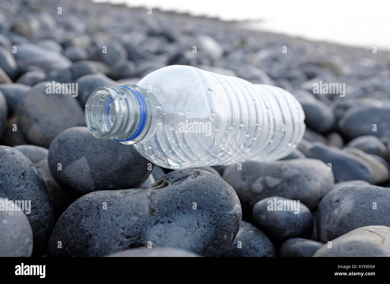Kunststoff Flasche Wasser gewaschen am Kiesstrand, sheringham, North Norfolk, England Stockfoto
