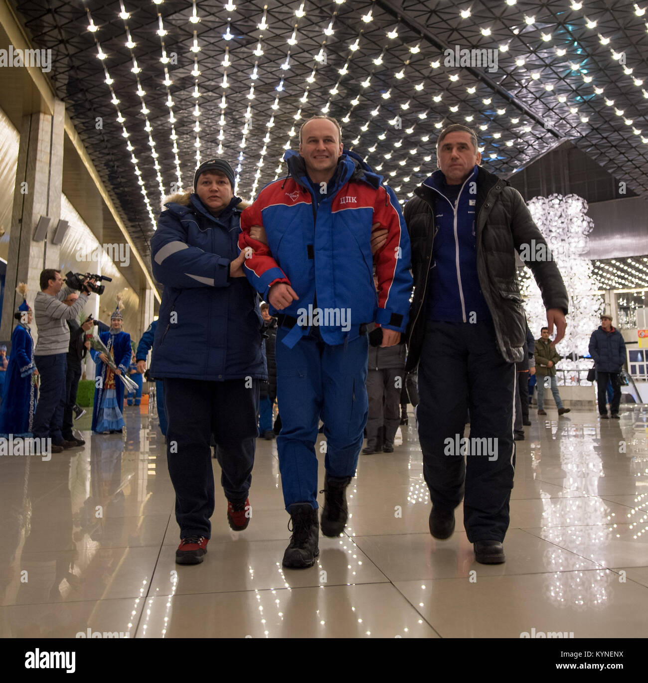 Roskosmos Kosmonaut Sergey Ryazanskiy, Mitte, kommt an der Karaganda in Kasachstan Flughafen Flughafen, nachdem er, NASA-Astronaut Randy Bresnik und, der ESA (Europäische Weltraumorganisation) Astronauten Paolo Nespoli in ihrer Sojus MS-05 Raumschiff in einer abgelegenen Gegend in der Nähe der Stadt Zhezkazgan, Kasachstan am Donnerstag, Dezember 14, 2017 gelandet. Bresnik, Nespoli und Ryazanskiy Rückkehr nach 139 Tagen im Weltraum, wo sie dienten als Mitglieder der Expedition 52 und 53 Crews der Internationalen Raumstation an Bord. Photo Credit: (NASA/Bill Ingalls) Stockfoto