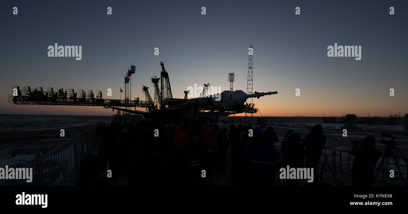 Die Sojus Rakete auf der Startrampe kurz nach aus mit dem Zug gerollt werden, Freitag, 15. Dez., 2017 Kosmodrom Baikonur in Kasachstan gesehen. Expedition 54 Sojus Kommandant Anton Shkaplerov von Roskosmos, bordingenieur Scott Kribbeln der NASA, und Flugingenieur Norishige Kanai der Japan Aerospace Exploration Agency (JAXA) sind geplant um 2 Start: 21:00 Uhr Eastern Time (1:21:00 Uhr Baikonur Zeit) am 04.12.17. und die nächsten 5 Monate verbringen, Leben und Arbeiten an Bord der Internationalen Raumstation. Photo Credit: (NASA/Joel Kowsky) Stockfoto