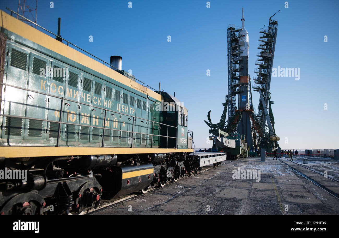 Die Sojus Rakete gesehen auf der Startrampe wie der Aufbau ist um es geschlossen, Freitag, 15. Dez., 2017 Kosmodrom Baikonur in Kasachstan. Expedition 54 Sojus Kommandant Anton Shkaplerov von Roskosmos, bordingenieur Scott Kribbeln der NASA, und Flugingenieur Norishige Kanai der Japan Aerospace Exploration Agency (JAXA) sind geplant um 2 Start: 21:00 Uhr Eastern Time (1:21:00 Uhr Baikonur Zeit) am 04.12.17. und die nächsten 5 Monate verbringen, Leben und Arbeiten an Bord der Internationalen Raumstation. Photo Credit: (NASA/Joel Kowsky) Stockfoto