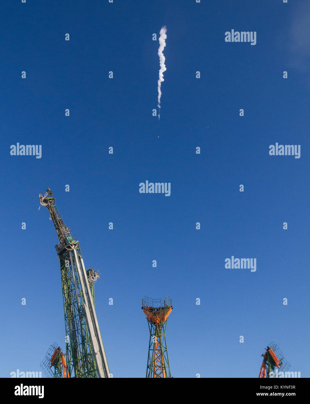 Die Sojus MS-07 Rakete ist mit Expedition 54 Sojus Kommandant Anton Shkaplerov von Roskosmos, bordingenieur Scott Kribbeln der NASA, und Flugingenieur Norishige Kanai der Japan Aerospace Exploration Agency (JAXA) Sonntag, Dezember 17, 2017 Auf dem Kosmodrom Baikonur in Kasachstan aus gestartet. Shkaplerov, Kribbeln, und Kanai wird die nächsten fünf Monate Leben und Arbeiten an Bord der Internationalen Raumstation. Photo Credit: (NASA/Joel Kowsky) Stockfoto