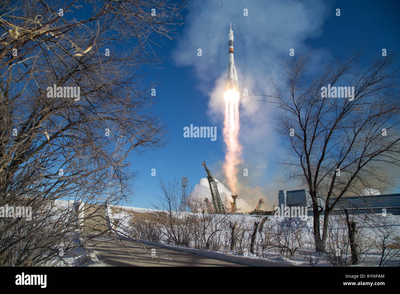 Die Sojus MS-07 Rakete ist mit Expedition 54 Sojus Kommandant Anton Shkaplerov von Roskosmos, bordingenieur Scott Kribbeln der NASA, und Flugingenieur Norishige Kanai der Japan Aerospace Exploration Agency (JAXA) Sonntag, Dezember 17, 2017 Auf dem Kosmodrom Baikonur in Kasachstan aus gestartet. Shkaplerov, Kribbeln, und Kanai wird die nächsten fünf Monate Leben und Arbeiten an Bord der Internationalen Raumstation. Photo Credit: (NASA/Joel Kowsky) Stockfoto