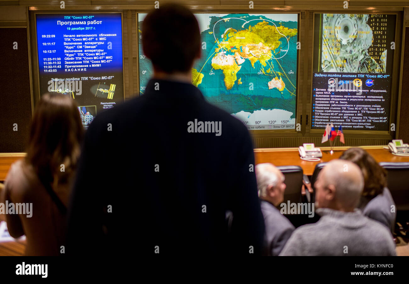 Familie und Freunde der Sojus MS-07-Crew beobachten die Internationale Raumstation, während das Raumschiff anlegt. Die Besatzung, bestehend aus Astronauten von Roscosmos, NASA und JAXA, dockte am 19. Dezember 2017 erfolgreich an die ISS an. Stockfoto