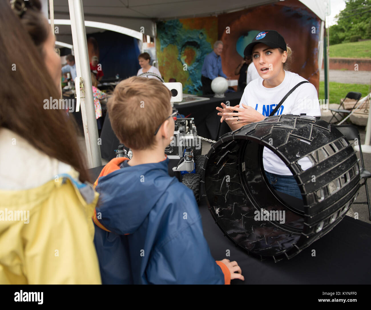 Katie Beckwith, Material- und Prozessingenieurin am Jet Propulsion Laboratory der NASA, arbeitet mit den Teilnehmern während der Mars Neujahrsfeier in Mars, Pennsylvania, zusammen. Die Veranstaltung beinhaltete DAMPFAKTIVITÄTEN zur Förderung von Wissenschaft und Technologie. Stockfoto