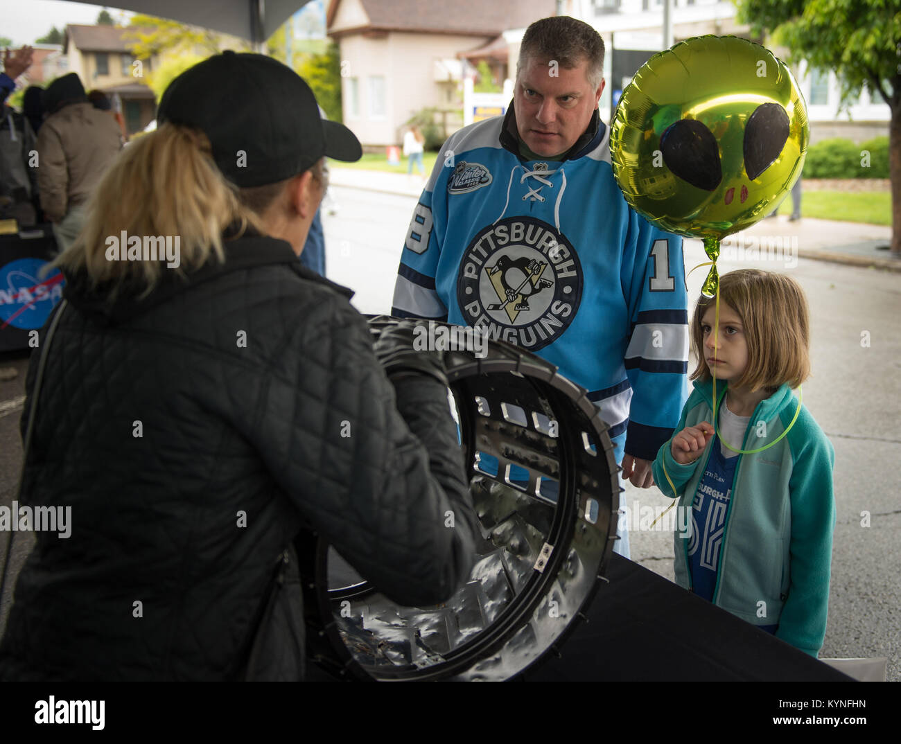 Während der Mars-Neujahrsfeier in Mars, Pennsylvania, diskutierte Katie Beckwith vom Jet Propulsion Laboratory der NASA mit Teilnehmern, darunter die sechsjährige Eva und ihr Vater Chris. Auf der Veranstaltung wurden DAMPFAKTIVITÄTEN angeboten. Stockfoto