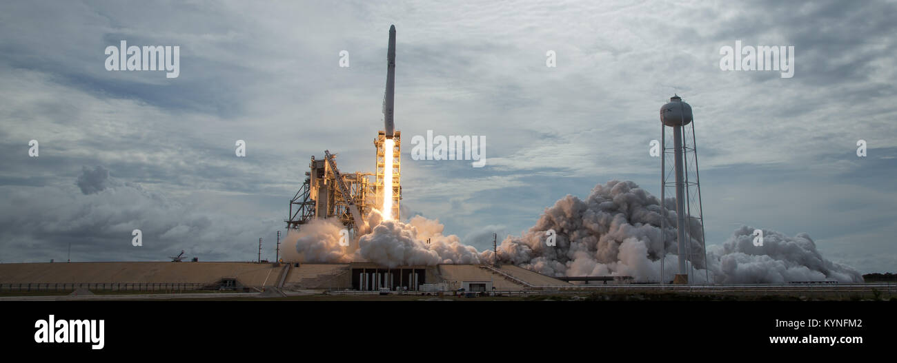 Die SpaceX Falcon 9-Rakete startet vom Kennedy Space Center der NASA mit dem Dragon-Raumschiff und transportiert über 6.000 Pfund an Vorräten und wissenschaftlicher Forschung zur Internationalen Raumstation. Stockfoto