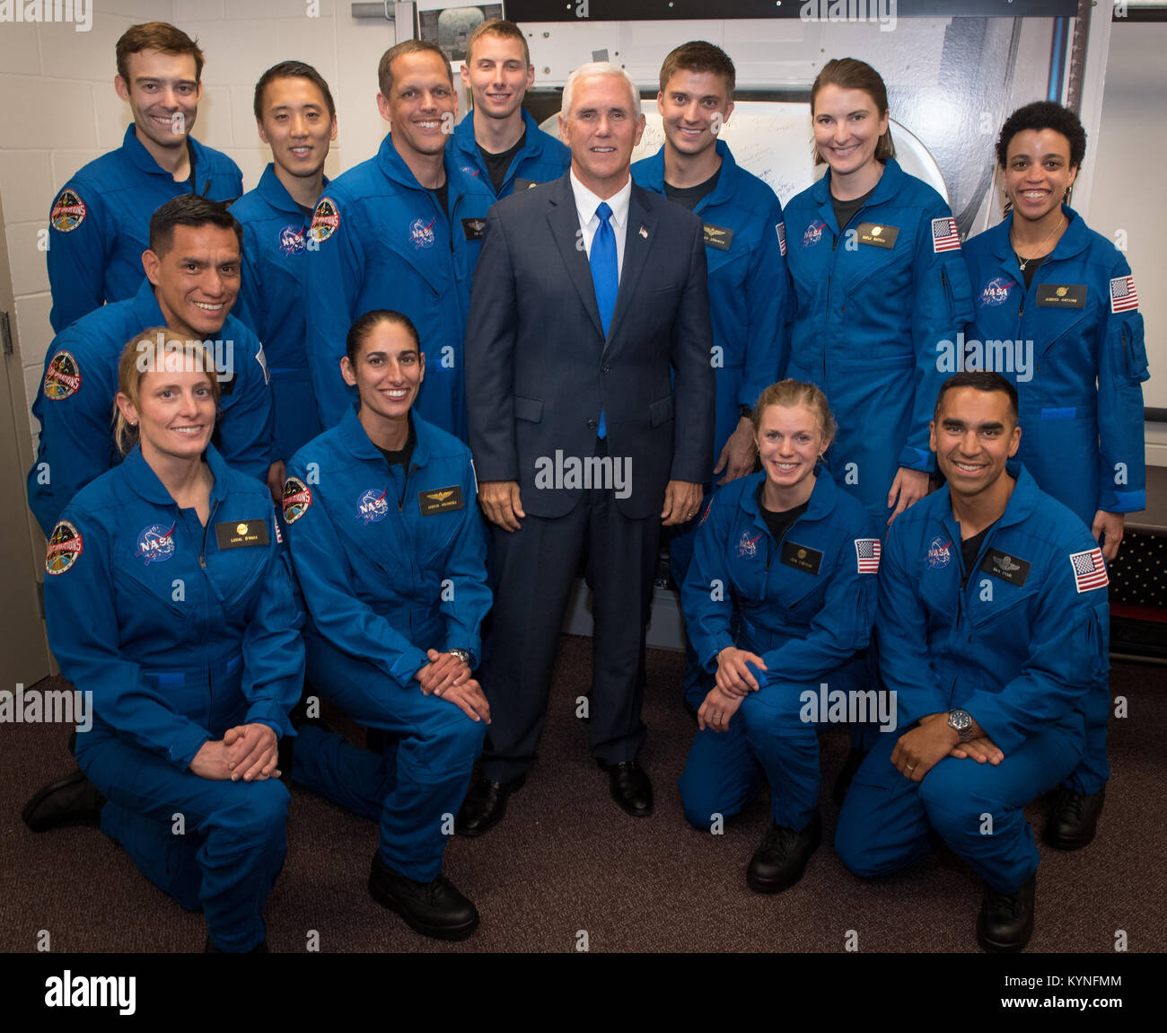 Vice President Mike Pence posiert für ein Gruppenfoto mit NASA 12 neuen Astronaut Kandidaten, Mittwoch, 7. Juni 2017 im NASA Johnson Space Center in Houston, Texas. NASA Astronaut Kandidaten, stehend von links: Robb Kulin, Jonathan Kim, Robert Hines, Warren Hoburg, Matthew Dominick, Kayla Barron, Jessica Watkins, von links kniend, Francisco Rubio, Loral O'Hara, Jasmin Moghbeli, Zena Cardman und Raja Chari.  Nach Abschluss der zweijährigen Ausbildung, konnte die neue Astronaut Kandidaten Missionen die Forschung auf der internationalen Raumstation ISS zugewiesen werden Start vom amerikanischen s Stockfoto