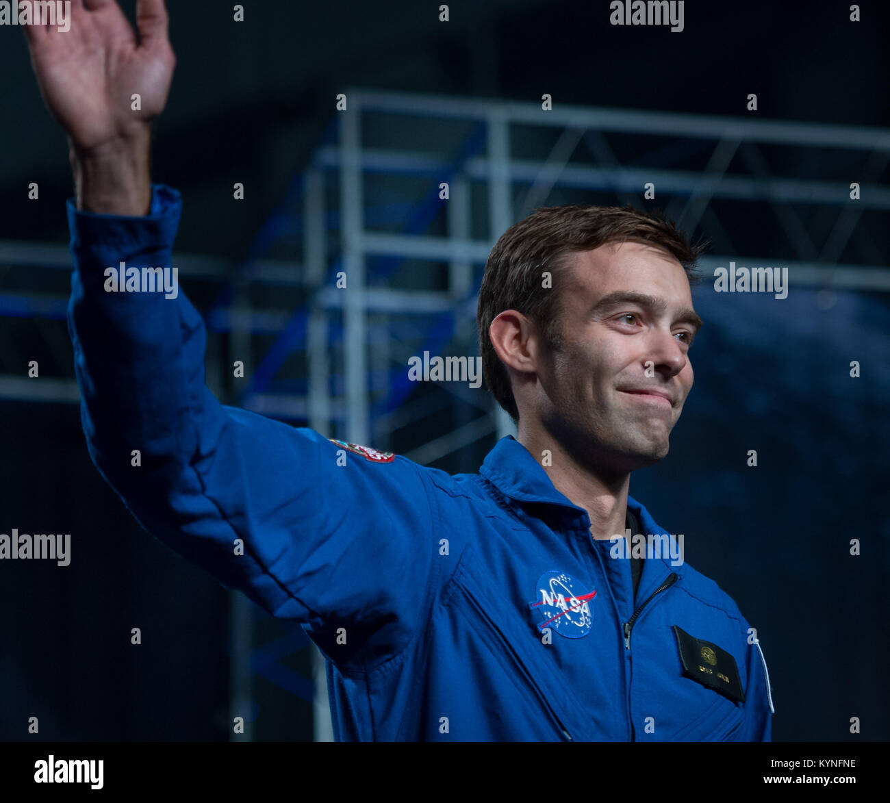 Der 33-Jährige der NASA-Astronaut Kandidat Robb Kulin Wellen, so wie Er ist als einer von 12 neuen Kandidaten, Mittwoch, 7. Juni 2017 während einer Veranstaltung im Johnson Space Center der NASA in Houston, Texas eingeführt. Nach zwei Jahren Ausbildung, die neue Astronauten Kandidaten könnte zu den Missionen bei der Forschung auf der Internationalen Raumstation zugewiesen werden, die Einleitung von amerikanischem Boden auf Raumschiff durch kommerzielle Unternehmen aufgebaut, und starten auf Deep Space Missionen der NASA neue Orion Raumschiff und Space Launch Rocket System. Photo Credit: (NASA/Bill Ingalls) Stockfoto