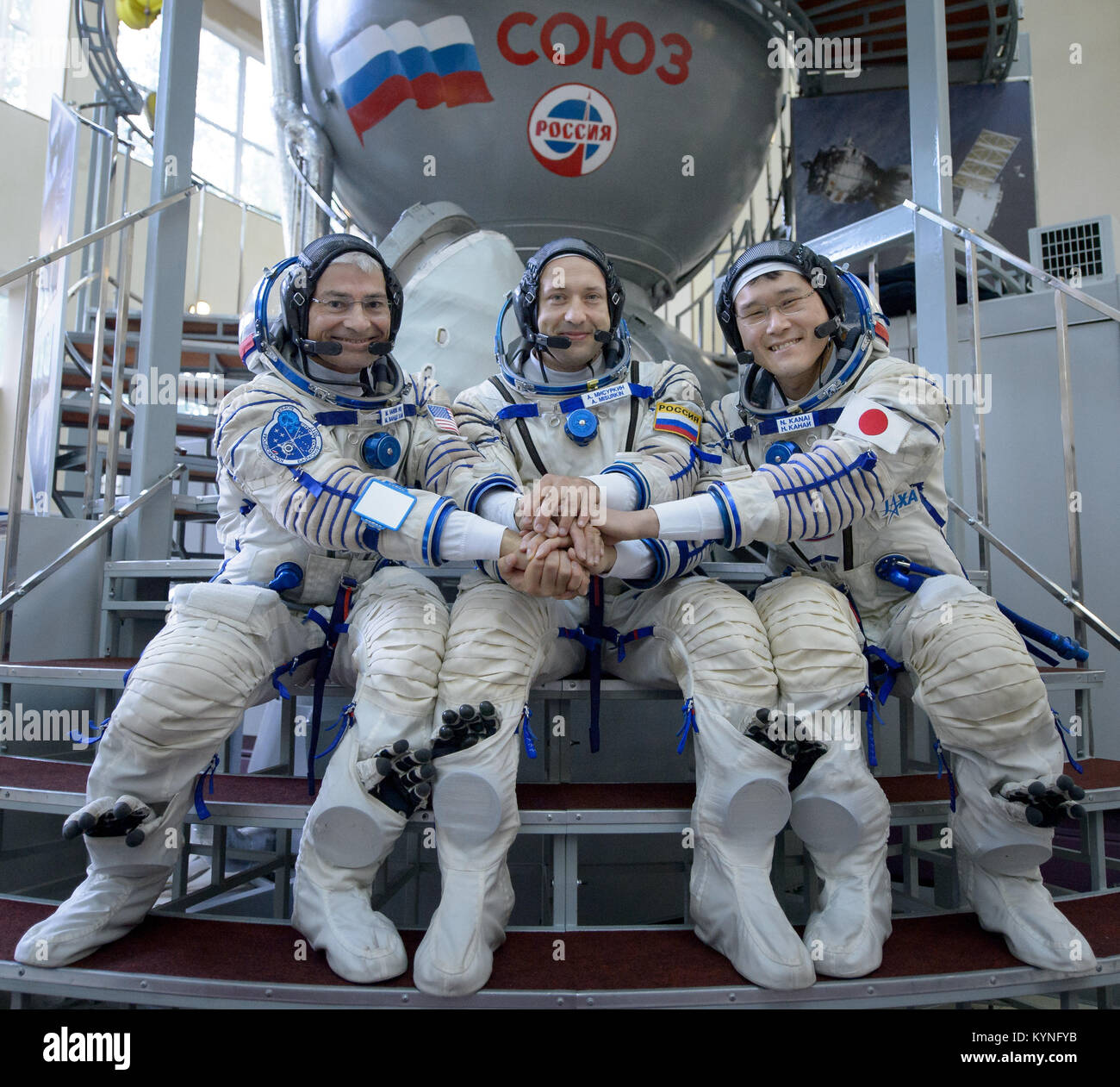 Expedition 52 backup Crew Mitglieder: Mark Vande Hei der NASA, Links, Alexander Misurkin von Roskosmos, Mitte und Norishige Kanai der Japan Aerospace Exploration Agency (JAXA) posieren für ein Foto ausserhalb der Sojus Simulator vor ihren Sojus Qualifikation Prüfungen, Donnerstag, 6. Juli 2017 an das Gagarin Cosmonaut Training Centre (GCTC) in Star City, Russland. Photo Credit: (NASA/Bill Ingalls) Stockfoto