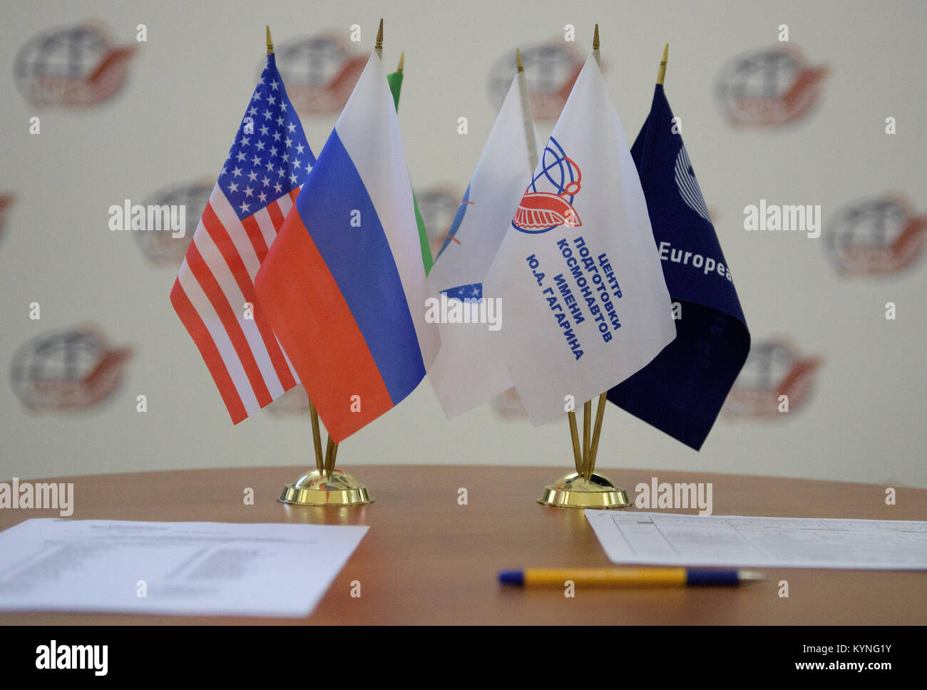 Flaggen der Vereinigten Staaten, Russlands, Italiens, der NASA, der ESA, und Roscosmos werden im Gagarin Cosmonaut Training Center während der Sojus Qualifizierungsprüfungen für Expedition 52 gezeigt. Stockfoto