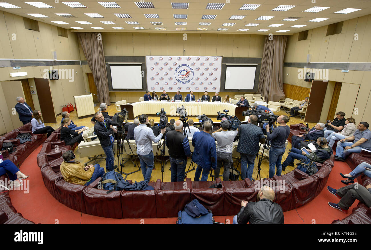 Expedition 52 Prime und Backup Besatzungen sind während einer Besatzung Pressekonferenz auf der Gagarin Cosmonaut Training Centre (GCTC), Montag, 10. Juli 2017 in Star City, Russland zu sehen. Photo Credit: (NASA/Bill Ingalls) Stockfoto