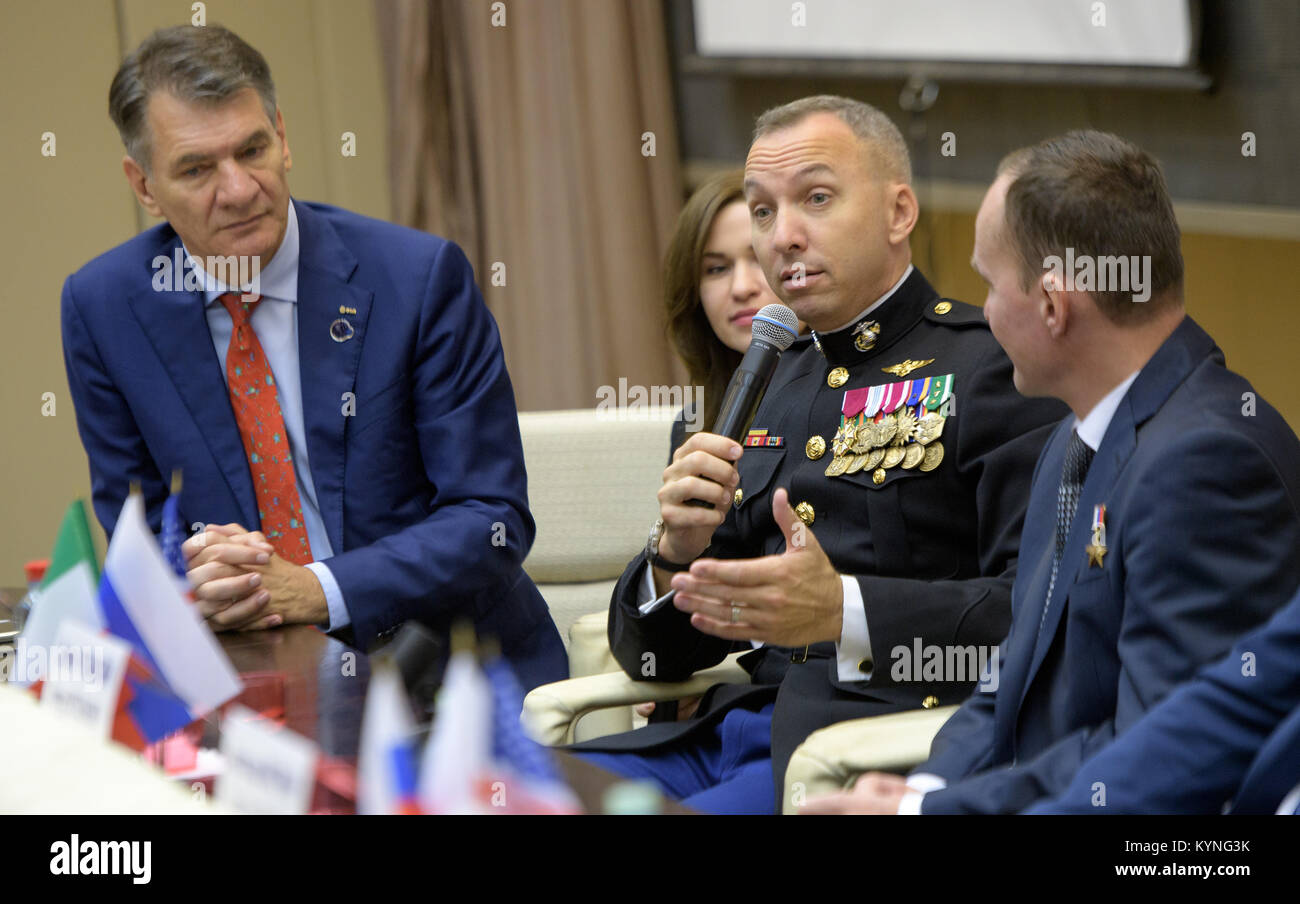 Expedition 52 Flight Engineer Randy Bresnik der NASA beantwortet die Frage eines Reporters während einer Besatzung Pressekonferenz auf der Gagarin Cosmonaut Training Centre (GCTC) als Expedition 52 Flugingenieure Paolo Nespoli der ESA, Links, und Sergey Ryazanskiy von roskosmos Blick auf, Montag, Juli 10, 2017 in Star City, Russland. Photo Credit: (NASA/Bill Ingalls) Stockfoto