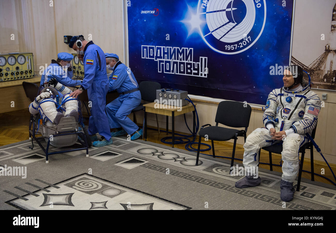 Expedition 51 Flugingenieur Jack Fischer von der NASA lächelt an Freunde und Familie während seiner Mannschaftsmitglied Sojus-Kommandant Fyodor Yurchikhin von Roskosmos hat seine russische Sokol Druck Anzug überprüft in Vorbereitung für den Start an Bord der Sojus MS-04-Raumsonde am Donnerstag, 20. April 2017 am Weltraumbahnhof Baikonur in Kasachstan. Start der Sojus-Rakete ist für 13:13 April 20 Baikonur Zeit geplant und führt Fischer und Yurchikhin in den Orbit um ihre vier und einen halben Monat Mission auf der internationalen Raumstation ISS zu beginnen. Bildnachweis: (NASA/Aubrey Gemignani) Stockfoto