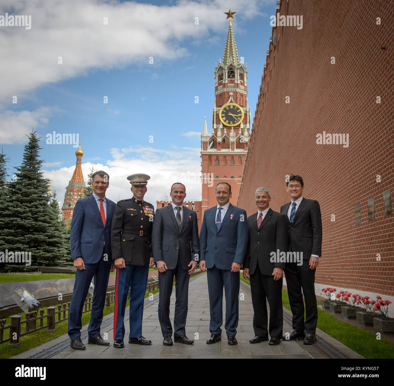 Expedition 52 Flugingenieure Paolo Nespoli der ESA, Links, Randy Bresnik der NASA, Sergey Ryazanskiy von Roskosmos und Backup Besatzungsmitglieder, Alexander Misurkin von Roskosmos, Mark Vande Hei der NASA, und Norishige Kanai der Japan Aerospace Exploration Agency (JAXA), rechts, für ein Gruppenfoto auf dem Roten Platz stellen nach Rosen, das am Standort, an dem russischen Raum Symbole als Teil der traditionellen Start Zeremonien beigesetzt sind, Montag, Juli 10, 2017 in Moskau. Photo Credit: (NASA/Bill Ingalls) Stockfoto