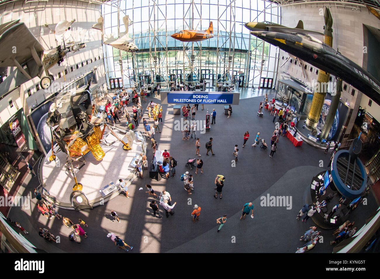 Während des Mars Day-Events im Smithsonian National Air and Space Museum am 21. Juli 2017 können Besucher Ausstellungen und Aktivitäten erleben. Die Veranstaltung feierte den Roten Planeten mit lehrreichen Ausstellungen und Gastrednern. Stockfoto