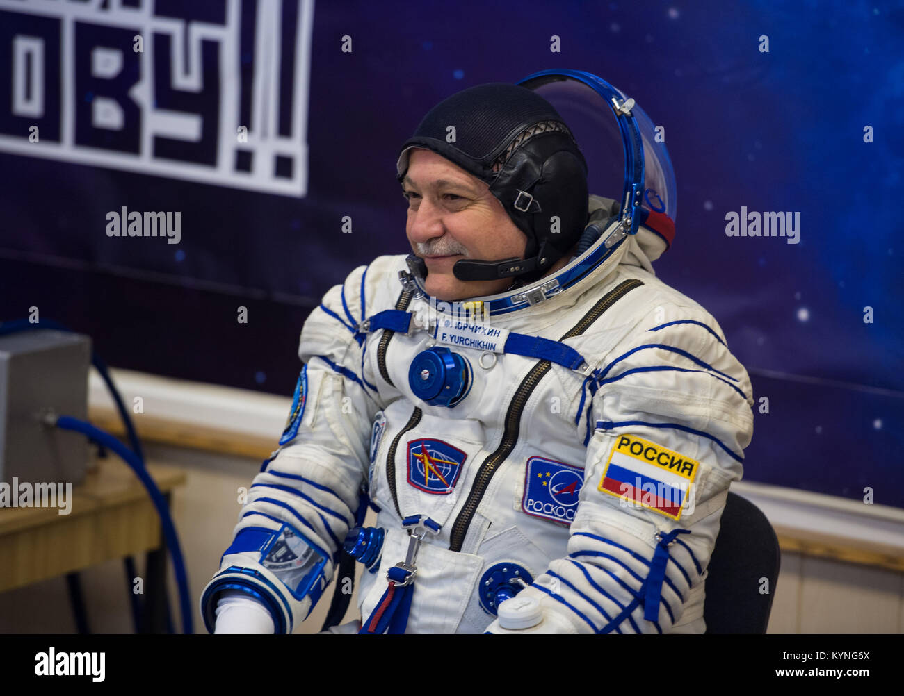 Expedition 51 Sojus-Kommandant Fyodor Yurchikhin von Roskosmos lächelt an Freunde und Familie, nachdem er seine russische Sokol Druck Anzug überprüft in Vorbereitung für den Start an Bord der Sojus MS-04-Raumsonde am Donnerstag, 20. April 2017 am Weltraumbahnhof Baikonur in Kasachstan. Start der Sojus-Rakete ist für 13:13 April 20 Baikonur Zeit geplant und wird Yurchikhin und Mannschaftsmitglied Flugingenieur Jack Fischer von der NASA in den Orbit um ihre vier und einen halben Monat Mission auf der internationalen Raumstation ISS starten. Bildnachweis: (NASA/Aubrey Gemignani) Stockfoto