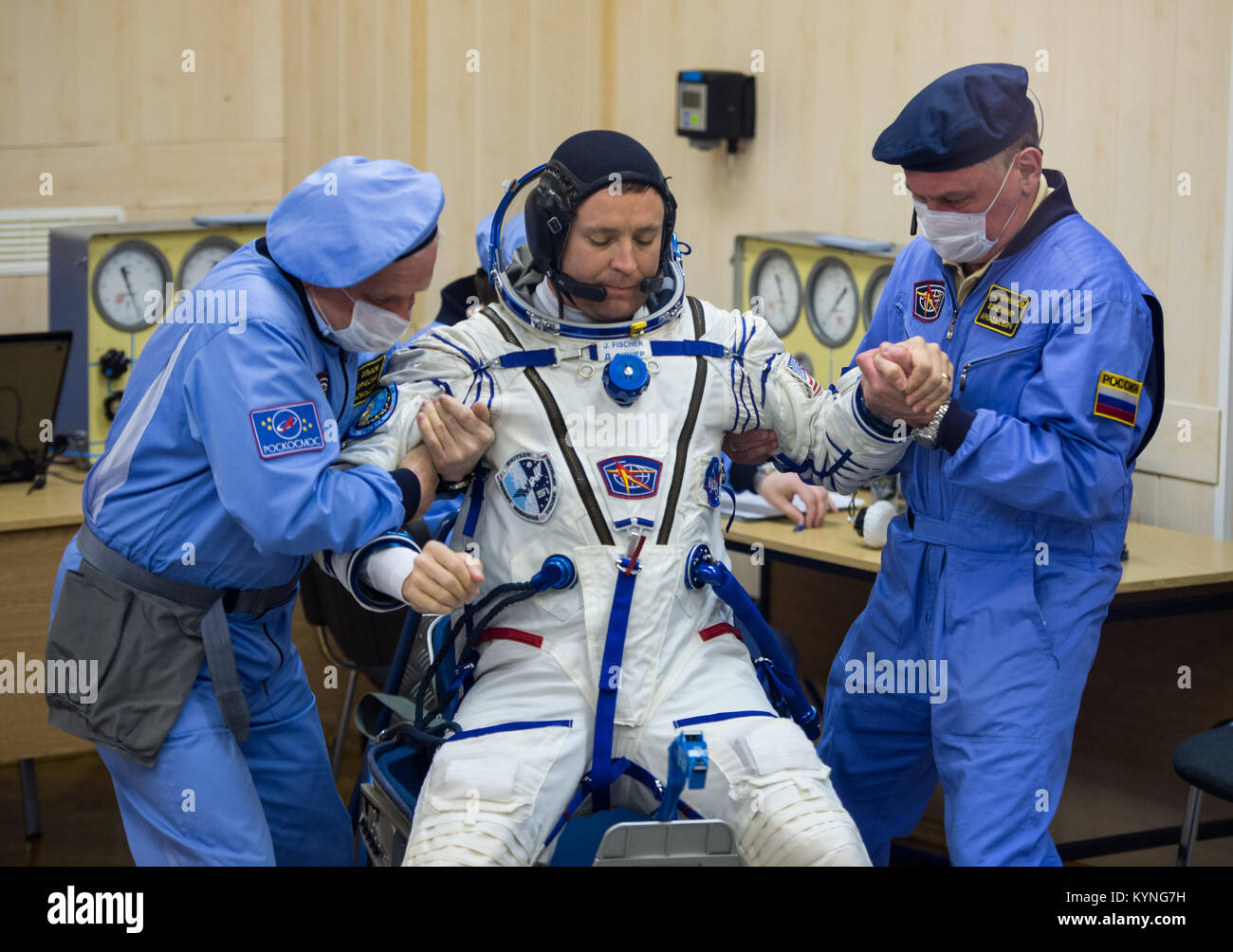 Der NASA-Astronaut Jack Fischer wird einer Druckprüfung seines russischen Sokol-Anzugs unterzogen, bevor er am 20. April 2017 vom Kosmodrom Baikonur in Kasachstan an Bord der Sojus MS-04 startet. Fischer und Sojus-Kommandeur Fjodor Yurchikhin beginnen eine viereinhalb Monate währende Mission an Bord der Internationalen Raumstation. Stockfoto