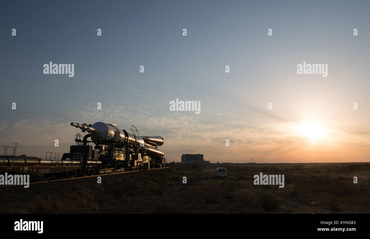 Die Sojus MS-05 Raumschiff wird durch Zug an der Startrampe auf dem Kosmodrom Baikonur, Kasachstan, am Mittwoch, 26. Juli 2017 eingeführt. Expedition 52 Bordingenieur Sergei Ryazanskiy von Roskosmos, Flight Engineer Randy Bresnik der NASA, und Flugingenieur Paolo Nespoli der ESA (European Space Agency), werden festgelegt, an die Internationale Raumstation an Bord der Sojus-Kapsel vom Kosmodrom Baikonur zu am 28. Juli. Photo Credit: (NASA/Joel Kowsky) Stockfoto