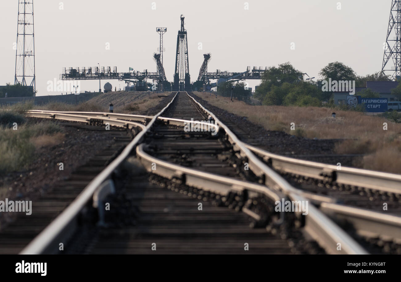 Launch Pad 1 ist das Kosmodrom Baikonur in Kasachstan, Mittwoch, 26. Juli 2017 gesehen, wie die sojus MS-05 Raumschiff wird von Zug rollte. Expedition 52 Bordingenieur Sergei Ryazanskiy von Roskosmos, Flight Engineer Randy Bresnik der NASA, und Flugingenieur Paolo Nespoli der ESA (European Space Agency), werden festgelegt, an die Internationale Raumstation an Bord der Sojus-Kapsel vom Kosmodrom Baikonur zu am 28. Juli. Photo Credit: (NASA/Joel Kowsky) Stockfoto