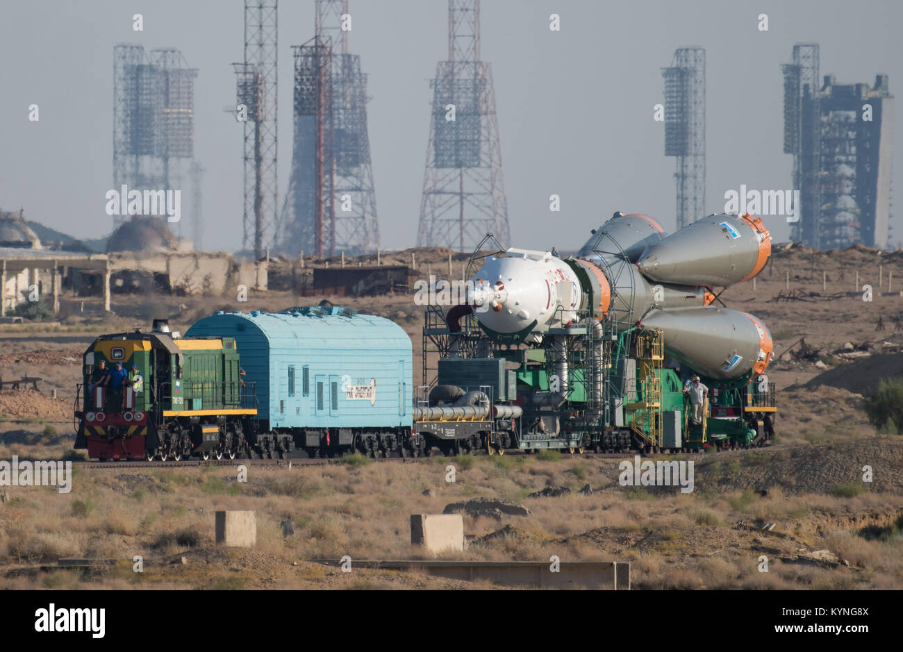 Die Sojus MS-05 Raumschiff wird durch Zug an der Startrampe auf dem Kosmodrom Baikonur, Kasachstan, am Mittwoch, 26. Juli 2017 eingeführt. Expedition 52 Bordingenieur Sergei Ryazanskiy von Roskosmos, Flight Engineer Randy Bresnik der NASA, und Flugingenieur Paolo Nespoli der ESA (European Space Agency), werden festgelegt, an die Internationale Raumstation an Bord der Sojus-Kapsel vom Kosmodrom Baikonur zu am 28. Juli. Photo Credit: (NASA/Joel Kowsky) Stockfoto