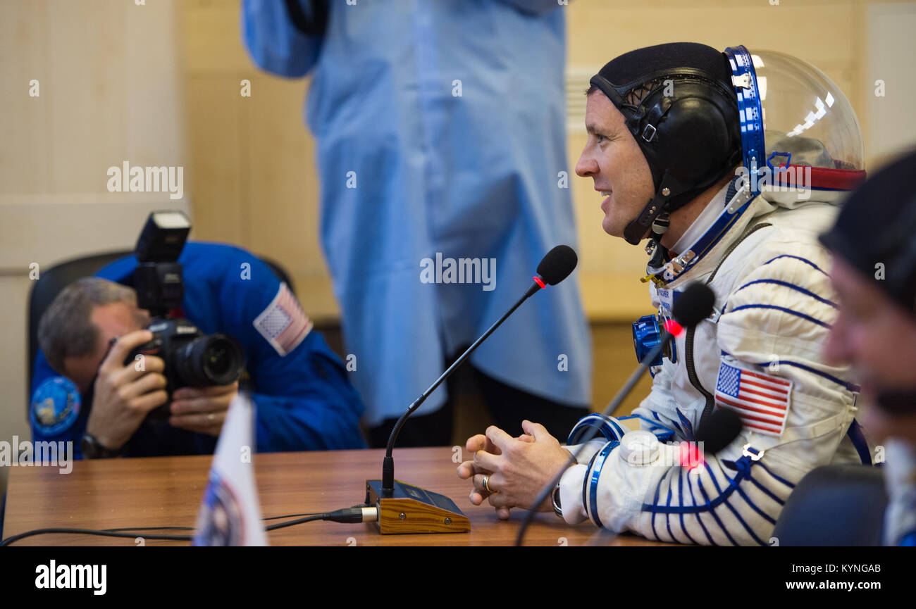 Expedition 51 Flugingenieur Jack Fischer der NASA spricht mit seiner Familie, nachdem er seine russische Sokol Anzug Druck überprüft in Vorbereitung auf die an Bord der Sojus MS-04-Raumschiff auf Donnerstag, 20. April 2017 am Weltraumbahnhof Baikonur in Kasachstan starten. Das Sojus-Raumschiff mit Fischer und Sojus-Kommandant Fyodor Yurchikhin von Roskosmos soll Baikonur Zeitpunkt 13:13 am 20. April starten. Bildnachweis: (NASA/Aubrey Gemignani) Stockfoto