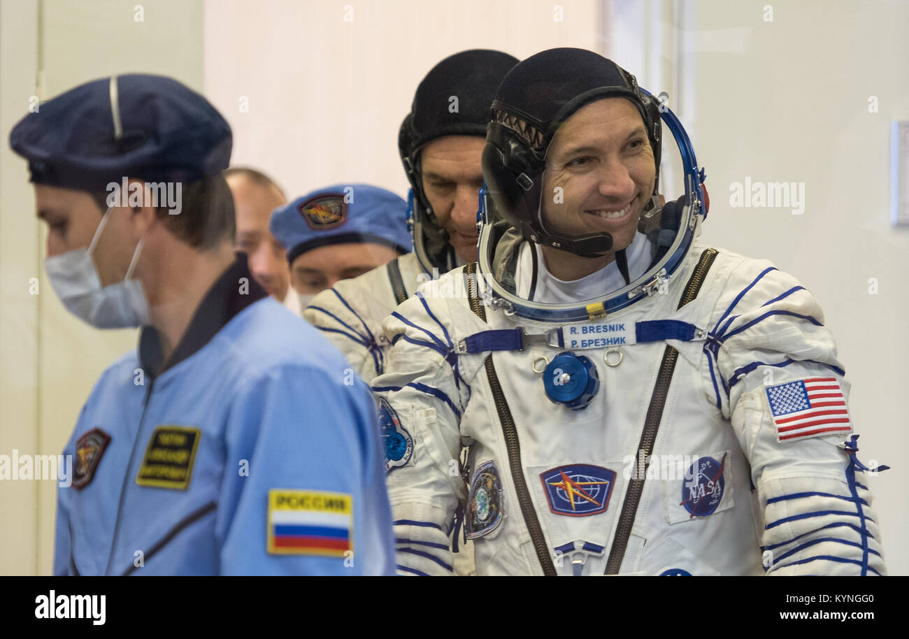 Expedition 52 Flight Engineer Randy Bresnik der NASA ist, bevor er seinen russischen Sokol Anzug Druck in Vorbereitung für den Start an Bord der Sojus MS-05 Sonde ?berpr?ft, Freitag, 28. Juli 2017 in Baikonur, Kasachstan. Bresnik, Flugingenieur Sergej Ryazanskiy von Roskosmos, und Flugingenieur Paolo Nespoli der ESA (European Space Agency), startete um 11:41 Uhr EDT am 28. Juli (9:41:00 Uhr Baikonur) zu einem vier und einen halben Monat Mission an Bord der Internationalen Raumstation zu beginnen. Photo Credit: (NASA/Joel Kowsky) Stockfoto