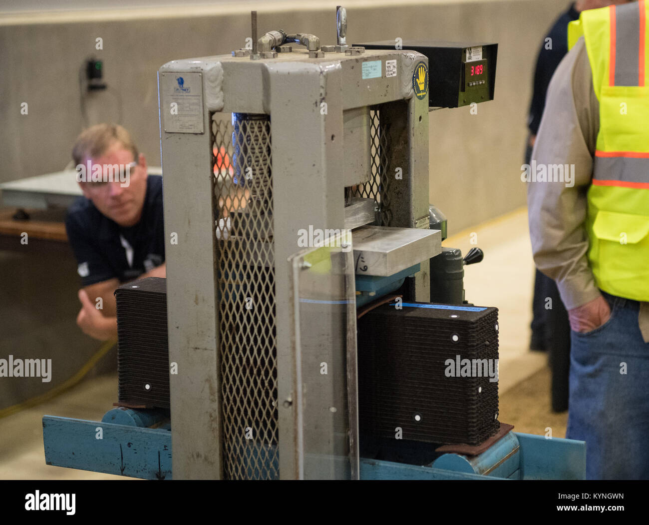 Das Team von Foster+Partners | Branch Technology aus Chattanooga, Tennessee, testet im Rahmen der 3D-gedruckten Habitat Challenge der NASA im Edwards Demonstration and Learning Center von Caterpillar in Peoria, Illinois, einen 3D-gedruckten Strahl. Stockfoto