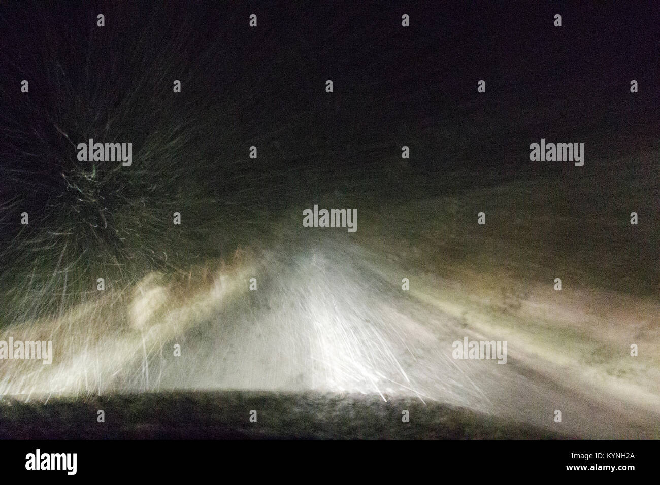 Schlechte Fahrbedingungen auf einer ländlichen Straße während eines Schneesturms in der Nacht. Yorkshire, UK. Stockfoto