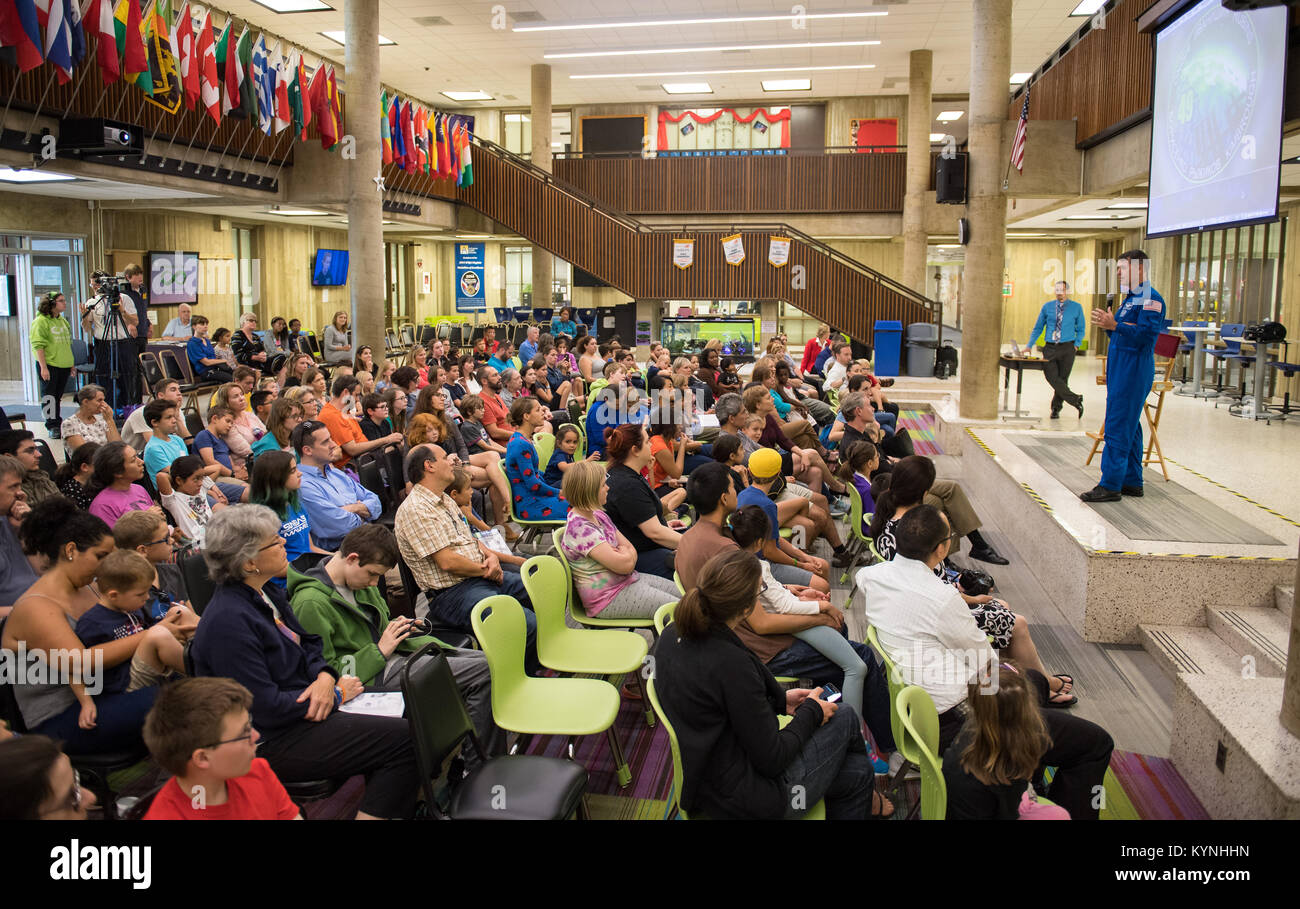 NASA-Astronaut Shane Kimbrough spricht über seine Zeit an Bord der Internationalen Raumstation (ISS), die während der Expeditionen 49/50, Dienstag, 12. September 2017 in Arlington Career Center in Arlington, Virginia. Während der Expedition 50, Kimbrough abgeschlossen vier Außenbordeinsätze für insgesamt 39 Stunden außerhalb der ISS, und schloss seine 173-tägigen Mission, als er in einem abgelegenen Gebiet in der Nähe der Stadt Zhezkazgan, Kasachstan im April 2017 landete. Photo Credit: (NASA/Aubrey Gemignani) Stockfoto