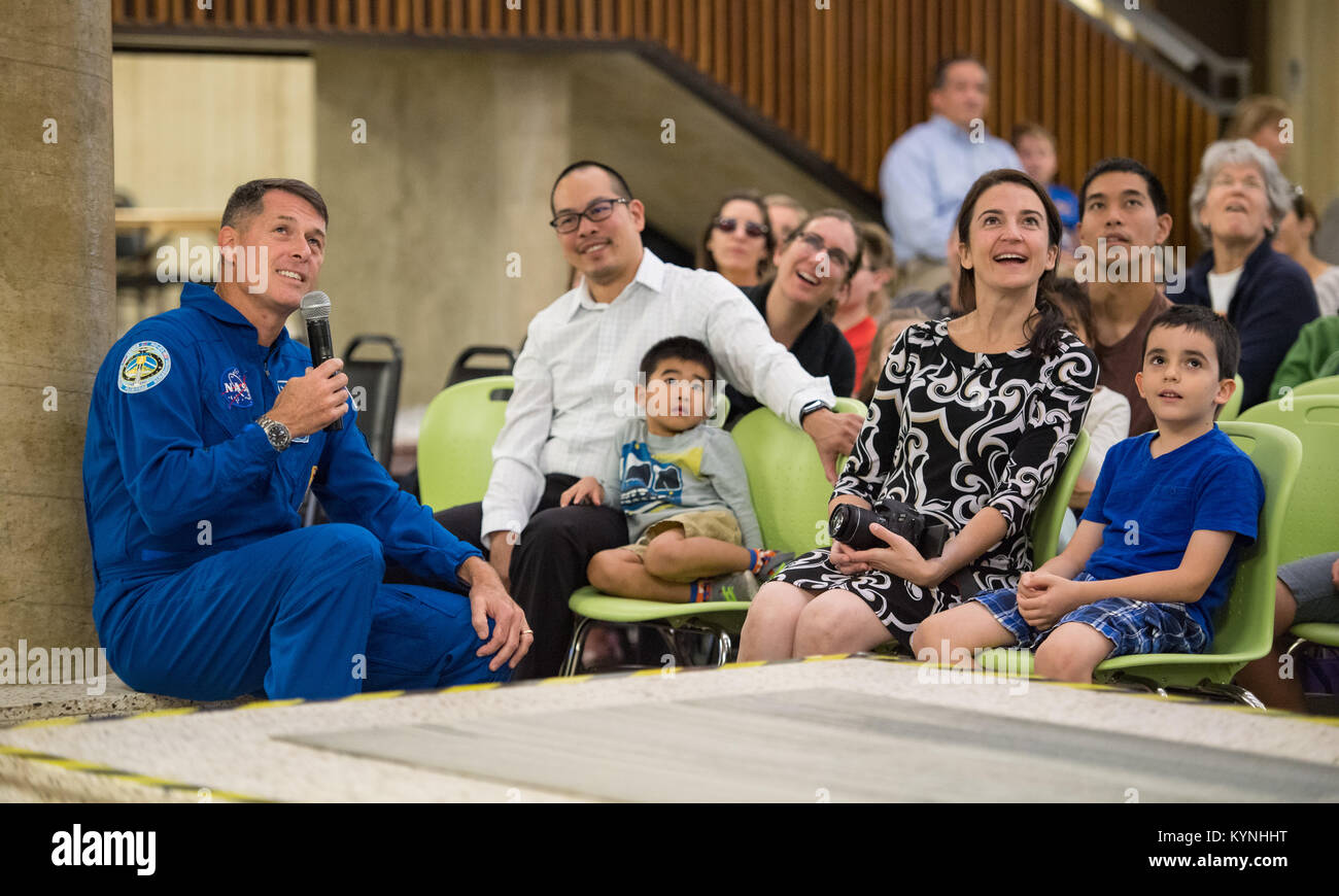 NASA-Astronaut Shane Kimbrough spricht über seine Zeit an Bord der Internationalen Raumstation (ISS), die während der Expeditionen 49/50, Dienstag, 12. September 2017 in Arlington Career Center in Arlington, Virginia. Während der Expedition 50, Kimbrough abgeschlossen vier Außenbordeinsätze für insgesamt 39 Stunden außerhalb der ISS, und schloss seine 173-tägigen Mission, als er in einem abgelegenen Gebiet in der Nähe der Stadt Zhezkazgan, Kasachstan im April 2017 landete. Photo Credit: (NASA/Aubrey Gemignani) Stockfoto