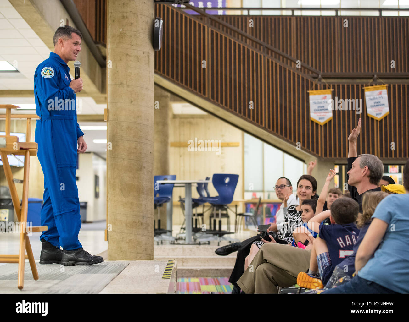 Publikum Mitglieder heben die Hand der NASA-Astronaut Shane Kimbrough, eine Frage zu seiner Zeit an Bord der Internationalen Raumstation (ISS), die während der Expeditionen 49/50, Dienstag, 12. September 2017 in Arlington Career Center in Arlington, Virginia. Während der Expedition 50, Kimbrough abgeschlossen vier Außenbordeinsätze für insgesamt 39 Stunden außerhalb der ISS, und schloss seine 173-tägigen Mission, als er in einem abgelegenen Gebiet in der Nähe der Stadt Zhezkazgan, Kasachstan im April 2017 landete. Photo Credit: (NASA/Aubrey Gemignani) Stockfoto