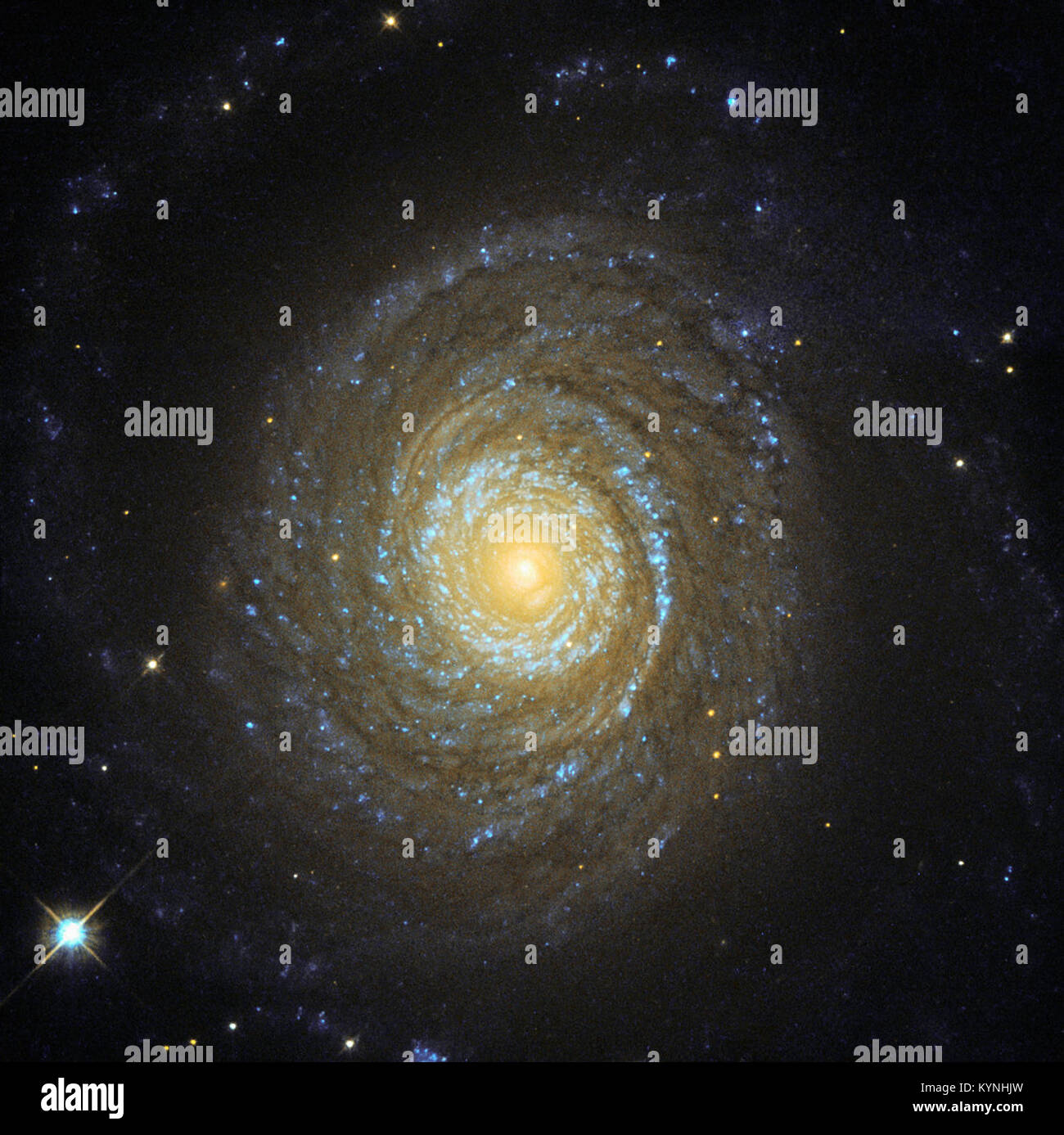 Das Hubble-Weltraumteleskop erfasst eine weit entfernte Galaxie, NGC 6753, mit einer ungewöhnlich heißen Corona, die neue Einblicke in die Eigenschaften von Galaxien und ihre kosmische Umgebung bietet. Stockfoto