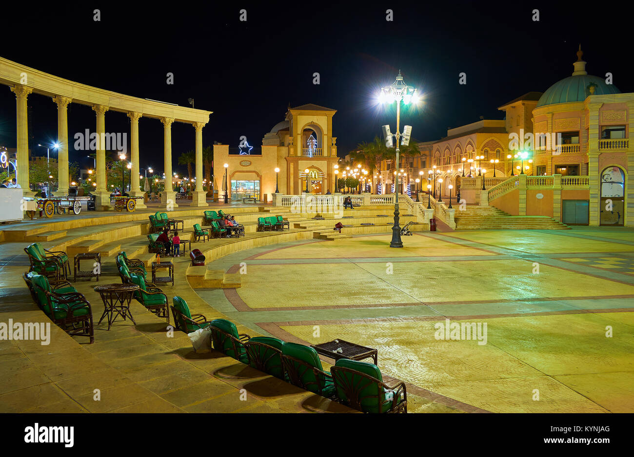 SHARM EL SHEIKH, Ägypten - Dezember 15, 2017: Am Abend Il Mercato Shopping Square wird zum Konzert und Unterhaltung Zone, am 15. Dezember in Sha Stockfoto
